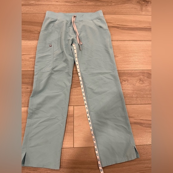 Figs Kade Cargo Scrub Pants Size M PO 1403 - Picture 4 of 7